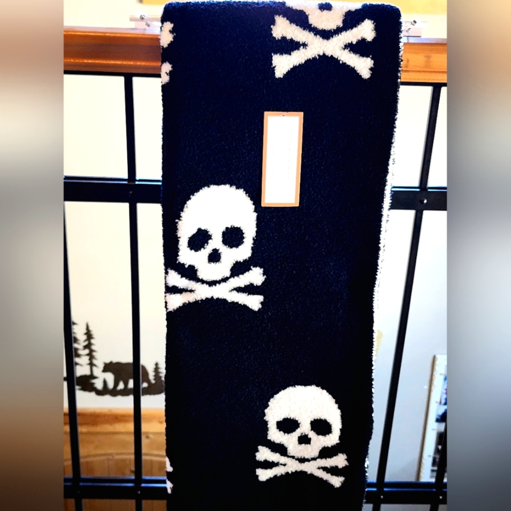 NWT Cupcakes and Cashmere Skull and Crossbones Throw Blanket Viral